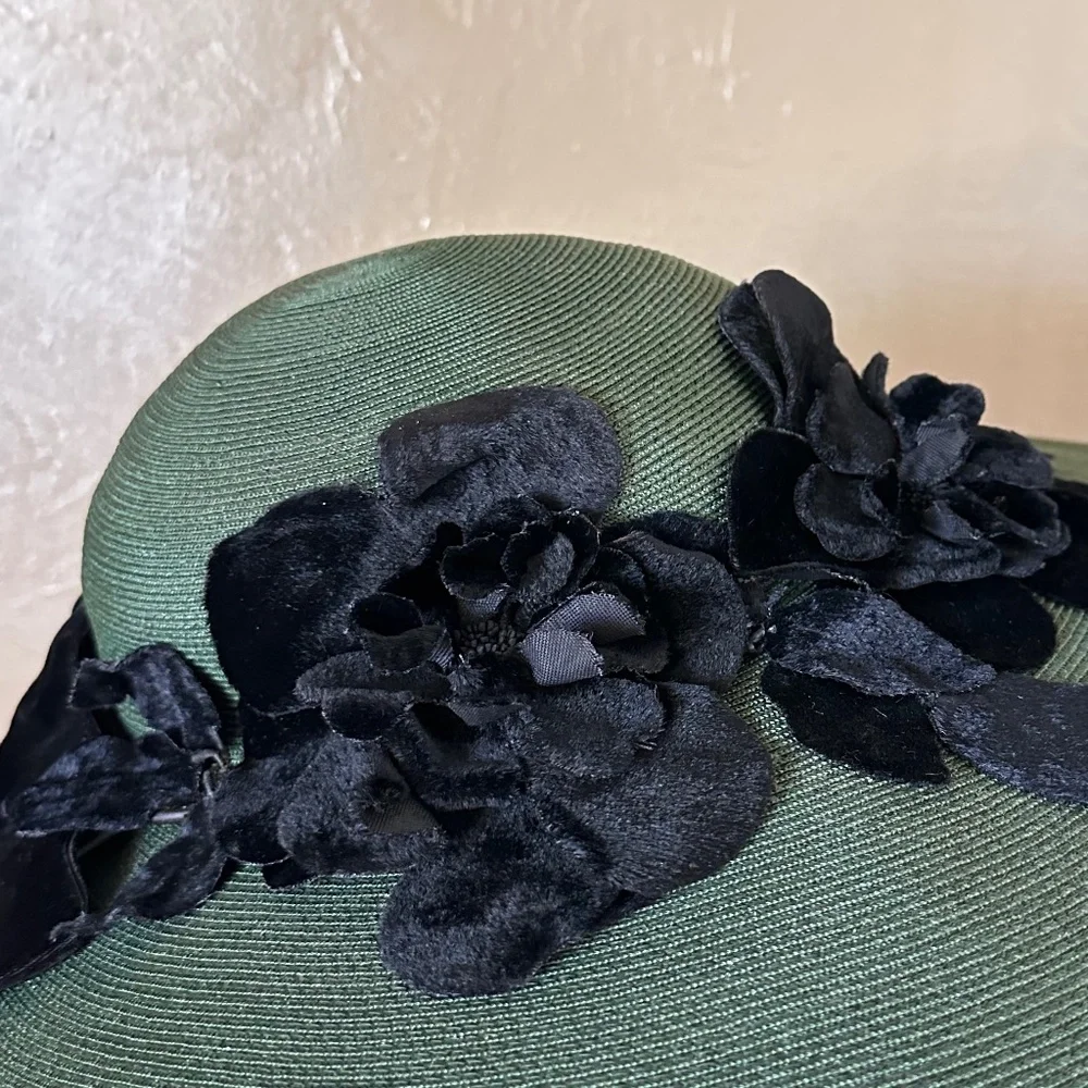 DASHING 1950s' GREEN STRAW WIDE BRIM HAT + BLACK FABRIC/VELOUR FLOWERS & BAND - Picture 8 of 14